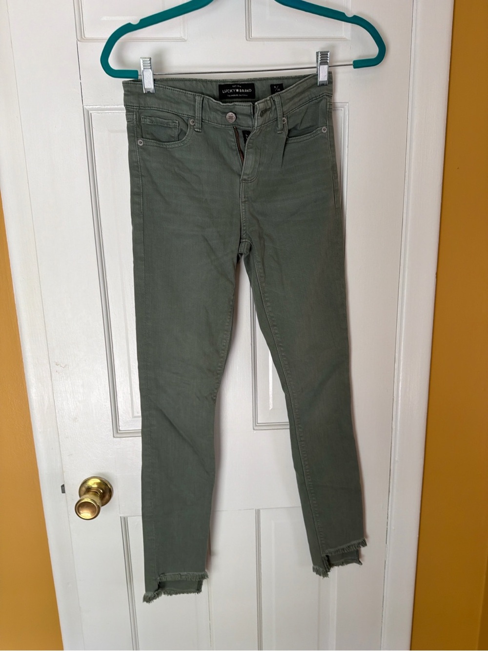 Lucky Brand Ava Skinny Ankle Jeans Size 0/25 Sage Green jagged hem Stretchy